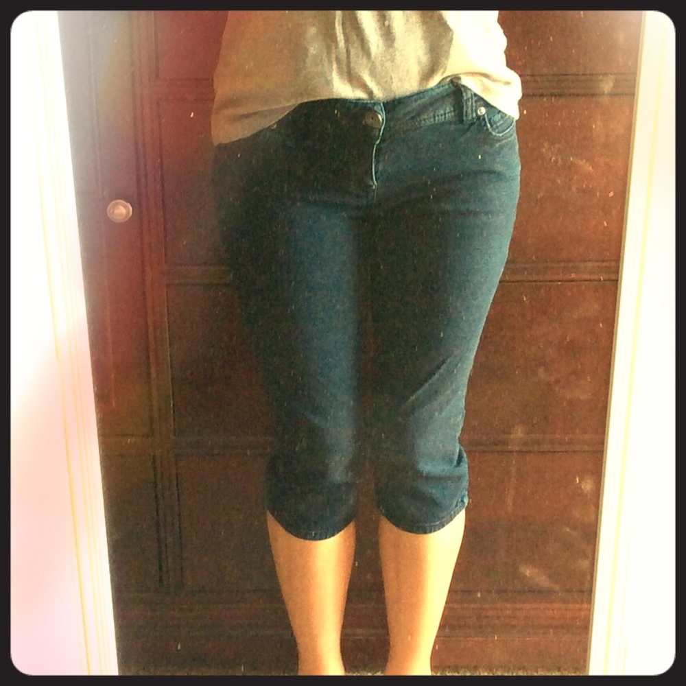 So - Black Capris